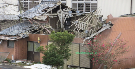 屋根が崩れ落ちた空き家が廃墟に!
